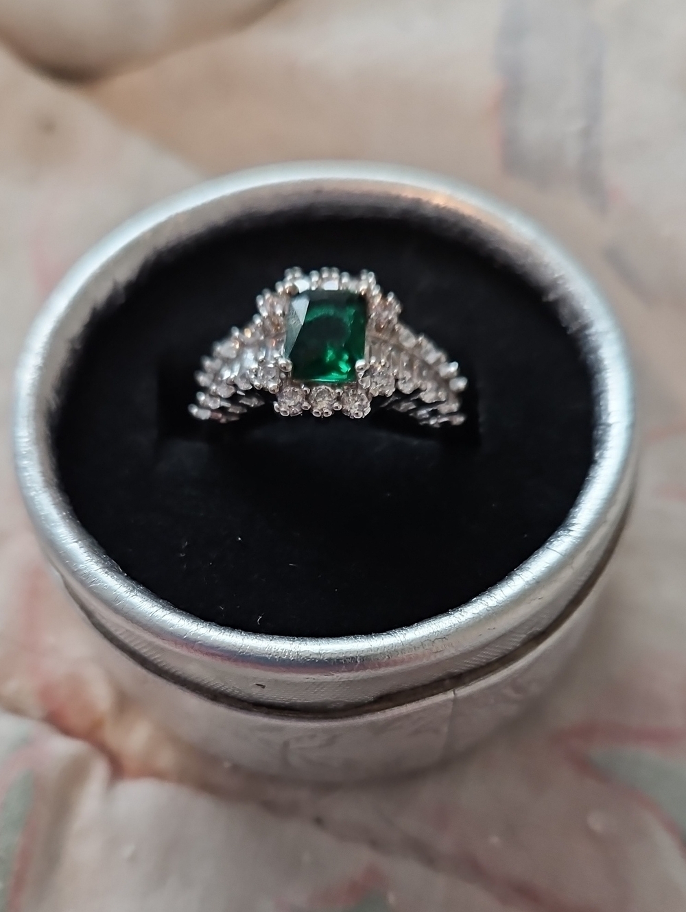 BRAND NEW ** Emerald Green Halo Ring with Silver .925 Band